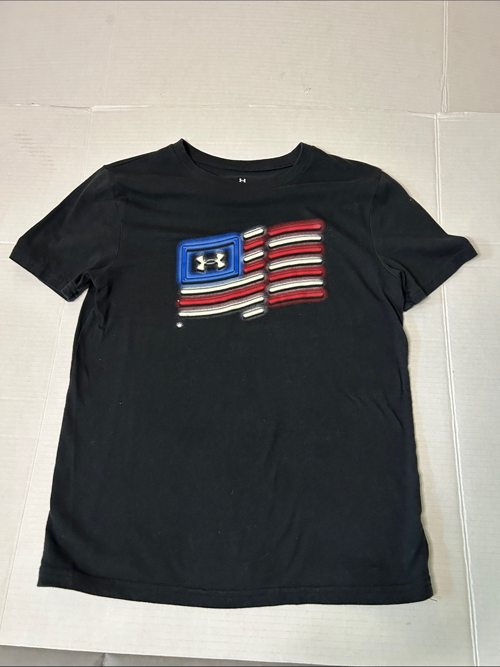 Under Armour Boys YM Medium Black Short Sleeve Tee with Flag Graphic